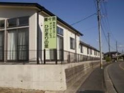 明るい日差しの居室外観