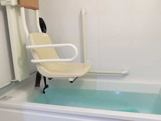 広めの浴槽にはリフト付きの椅子があり、体の不自由な方でも安心してご入浴いただける。清潔な毎日をお過ごしいただける。