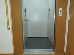 バリアフリー設計のエレベーター
