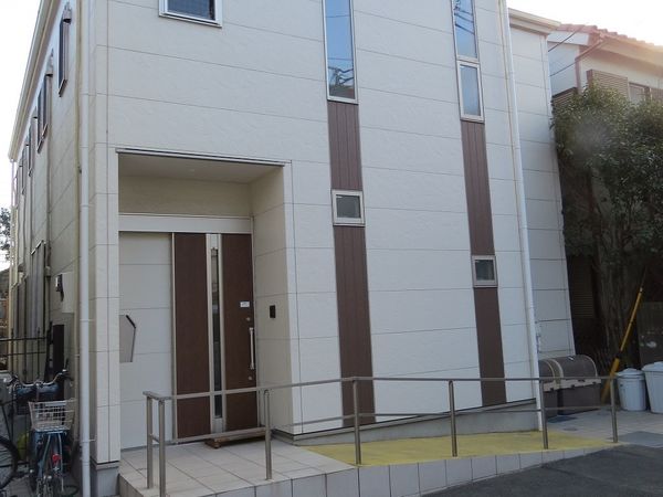 清潔な白壁のエントランス
