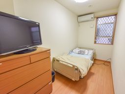 落ち着いた色の居室