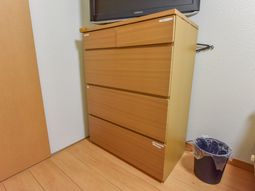 木製クローゼットとゴミ箱