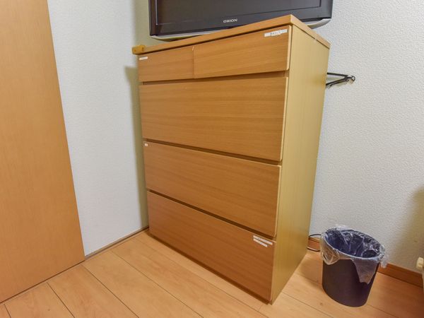 木製クローゼットとゴミ箱