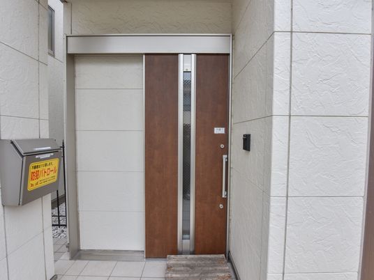 シンプルなエントランス
