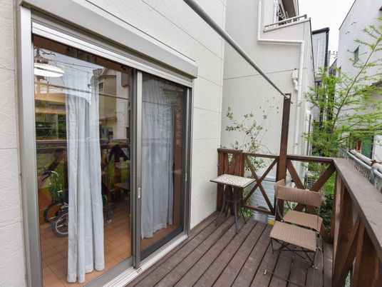 居室の明るいテラス