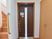 玄関扉はサムターンの鍵が２ヶ所についた防犯性の高いものを採用している。ドアノブが低いところに設置されている。