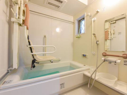 浴室は天井近くに小さな窓がある。シャワー台は高部と低部２ヶ所にあり、カランとの切り替えが可能である。