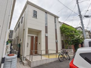 白い建物の外観