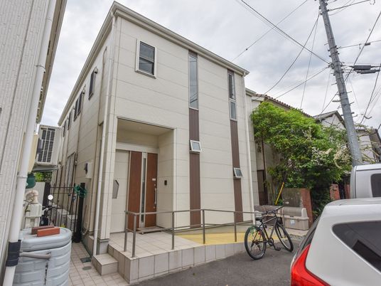 白い建物の外観