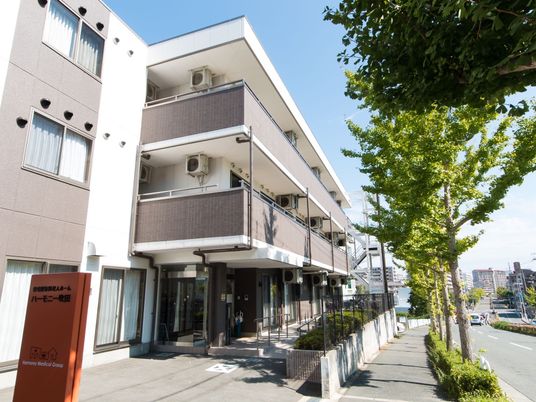 明るい外観の建物エントランス