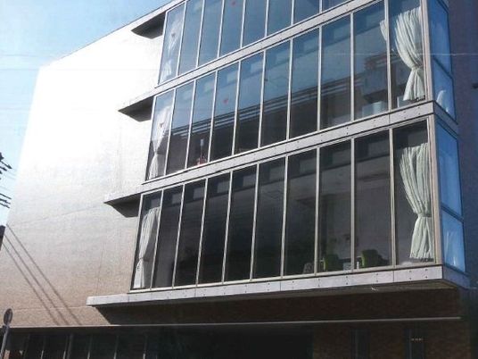 現代的な建物の外観