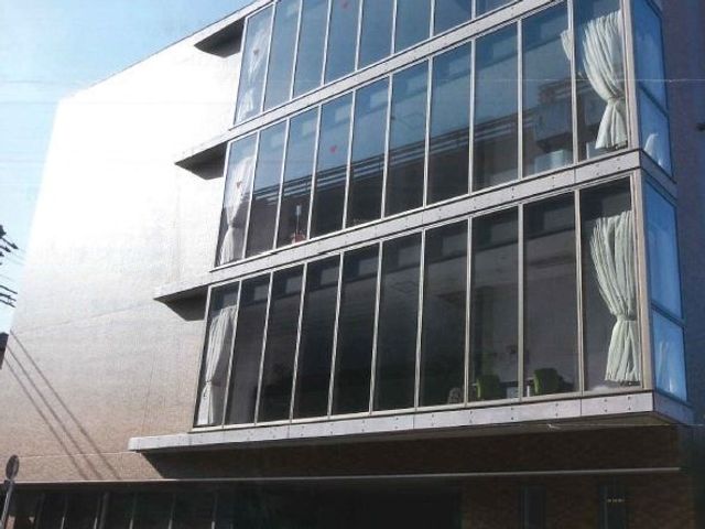 現代的な建物の外観