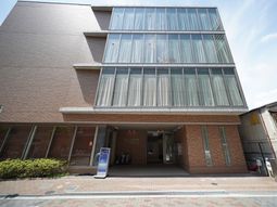 明るいエントランス外観