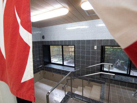 施設の写真 館内には、入居者様が集い入浴を行える共同浴室を設けている。浴槽の横側には、階段と頑丈な手すりを設置し、安全面も万全に整えている。