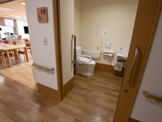 施設の写真 食堂の隣には共有トイレが完備されている。バリアフリー仕様で十分なスペースがあるので、車椅子をご利用の方でも安心である。