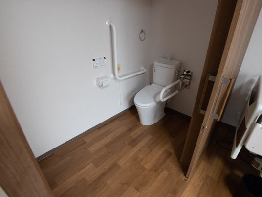 施設の写真 居室にはトイレが完備されている。バリアフリー仕様で扉は引き戸なので、車椅子をご利用の方でもスムーズに利用ができる。