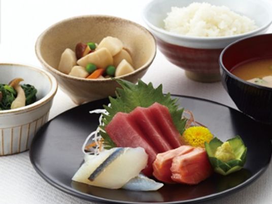 和食の盛り付け風景