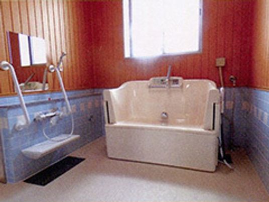 介護度が高い入居者様向けに、特殊浴槽を用意している。サポートの方も動きやすく、洗い場のスぺースを広く確保している。