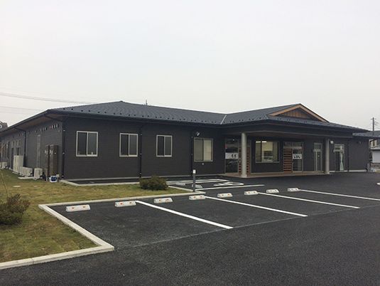 モダンな外観の建物