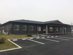 シックな外観の建物