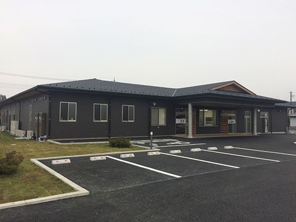 シックな外観の建物