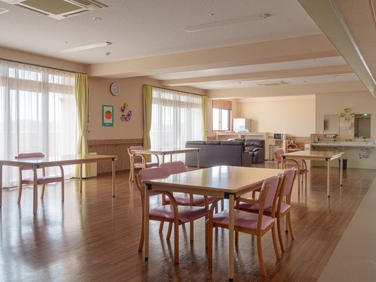 明るい食堂の室内  