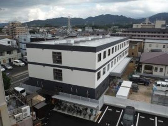 白と黒のモダンな外観