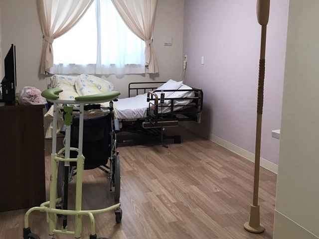 居室のゆったり空間 居室 快適にお過ごしいただける居室です。個々のニーズに合わせた介護用ベッドや車椅子が整っております。