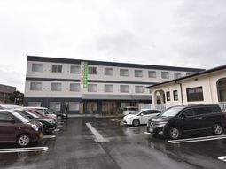 ゆったり駐車場のある建物