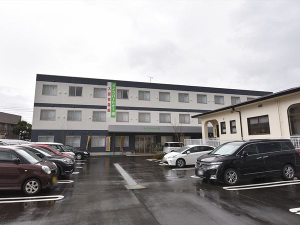 ゆったり駐車場のある建物