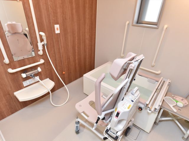 バリアフリー設計の浴室 浴室 安全に配慮された設備が整った清潔な浴室です。移動をサポートするリフトも備え、快適な入浴が可能です。