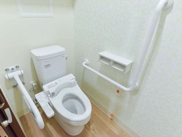 バリアフリートイレ設備 トイレ 機能的なトイレには手すりが設置され、安全かつ快適にご利用いただけるよう配慮されています。清潔感のあふれる空間で、働く環境も充実しています。
