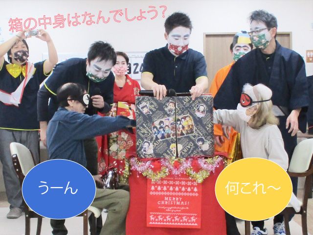 楽しい時を過ごす場 多目的室 着飾った皆さんが集い、笑顔で賑やかな時間を過ごしている様子です。日々の生活が豊かになる場を提供しています。