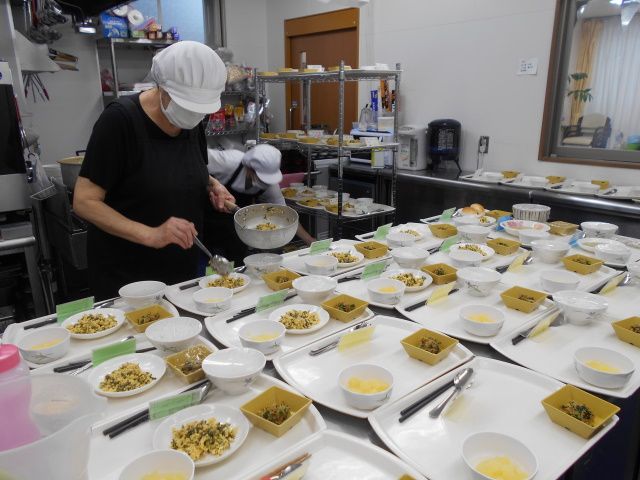 調理スタッフと食事準備