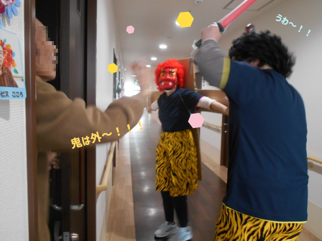 廊下でおどる人々 廊下 廊下で楽しそうに踊る方々を見ることができます。活気溢れる笑顔が印象的です。
