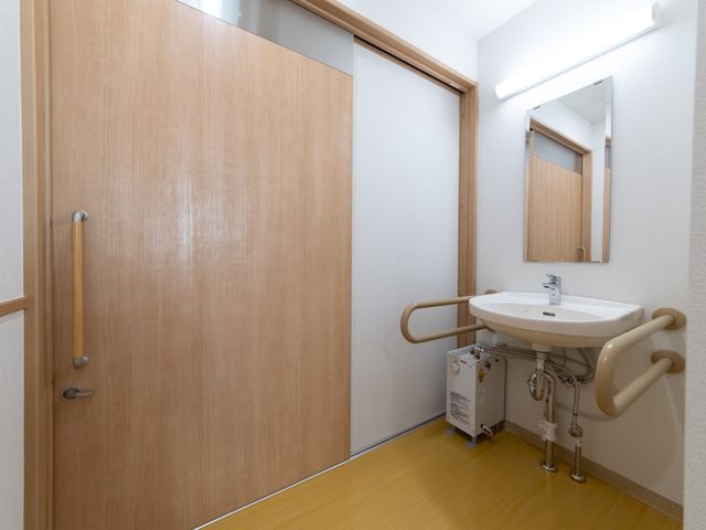 バリアフリー対応の洗面台 洗面所 手すりが付いた洗面台は安全配慮が行き届き、使い勝手に優れています。快適な日常生活を支える設備が整っております。