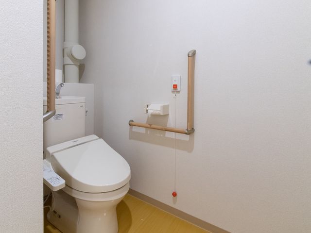 バリアフリー設計のトイレ トイレ 手すりがついた清潔なトイレです。安心してご利用いただける環境を整えております。