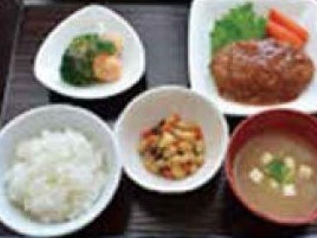 彩り豊かな和食定食 食事 栄養バランスを考えた美しい食事提供が自慢です。日々の健康を支える食の大切さを感じられます。