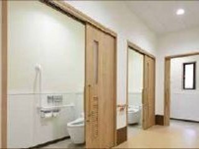 清潔なトイレスペース トイレ 広々とした使いやすいトイレです。手すりも設置してあり、安心してご使用いただけます。