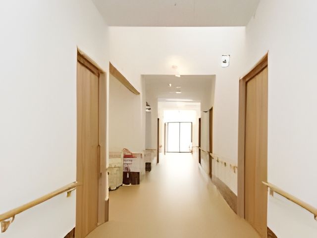 明るい廊下 廊下 ゆったりとした幅があり、手すりも完備された明るい廊下です。利用者の快適な移動を支援します。