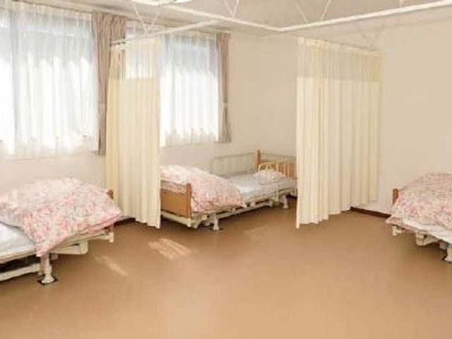 明るい光の居室 居室 ゆとりのある広さの居室は、採光をたっぷり取り入れ、患者様に安らぎを提供しています。