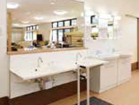 食堂の手洗い場にはフットレス構造を採用しており、車椅子をご利用の方もお食事前に安心して手を洗っていただける。
