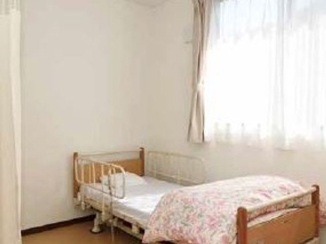 シンプルな個室の居室 居室 窓から自然光が差し込む明るい個室です。あたたかみのある布団が心地よい休息を提供します。