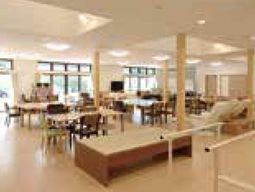 明るい食堂の様子