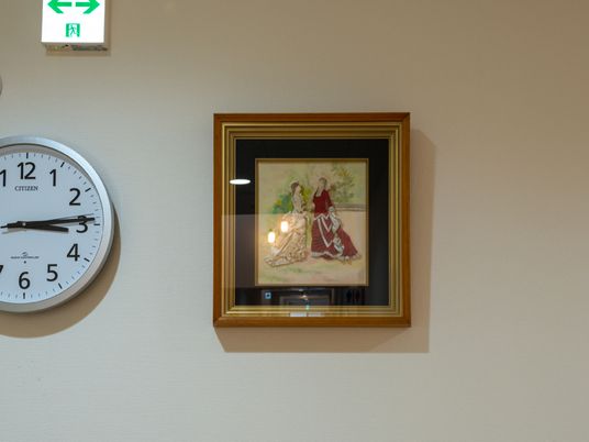 壁掛け時計と絵画の廊下