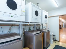 清潔な洗濯設備のある空間