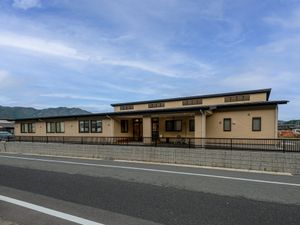 ベージュの壁の外観
