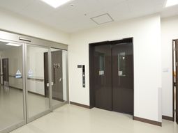 清潔な施設の廊下エリア