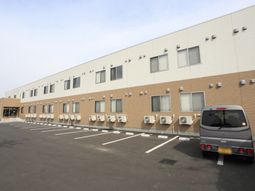 広々駐車場のある建物外観