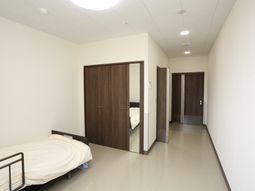 明るい居室の一角